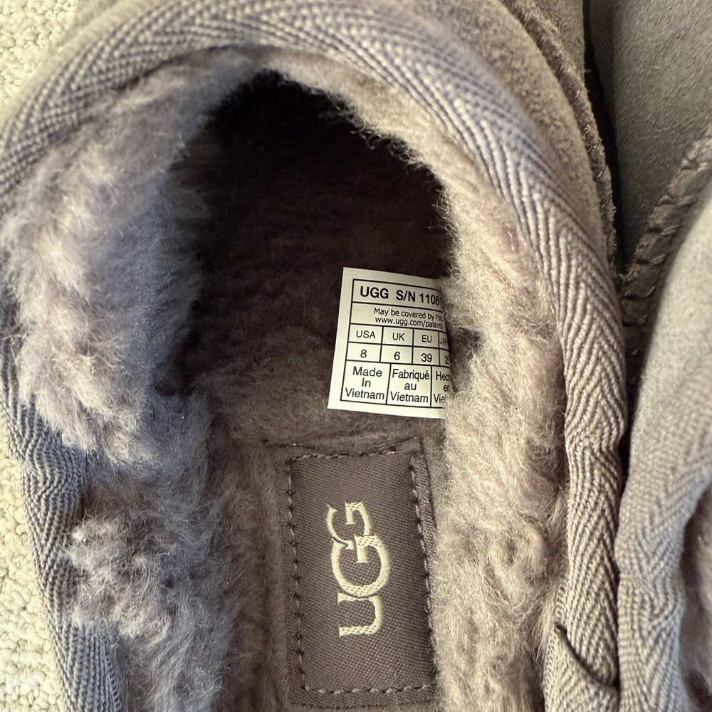 BRAND NEW! UGG classic slipper - women’s size 8 - Picture 3 of 6